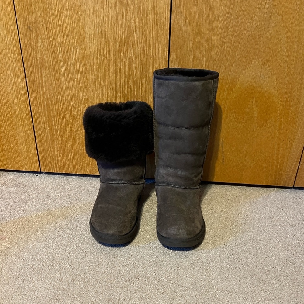UGG tall women’s brown suede, w/ lambswool lining boots. Size 9W. Good cond.